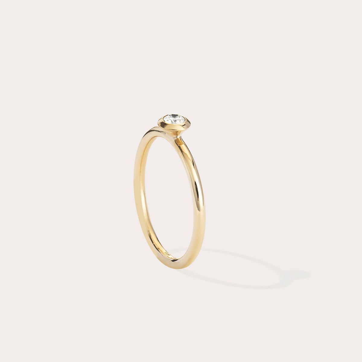 anel solitário minimalista feito à mão em ouro 18k com diamante para noivado