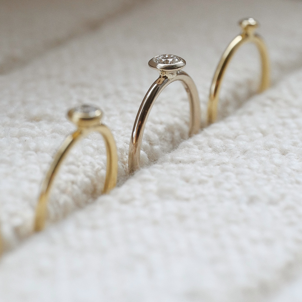 anel solitário em ouro champagne 18k com diamante de 0,30ct