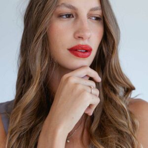 mulher usando anel de noivado minimalista de ouro 18k com diamante de 30p feito à mão