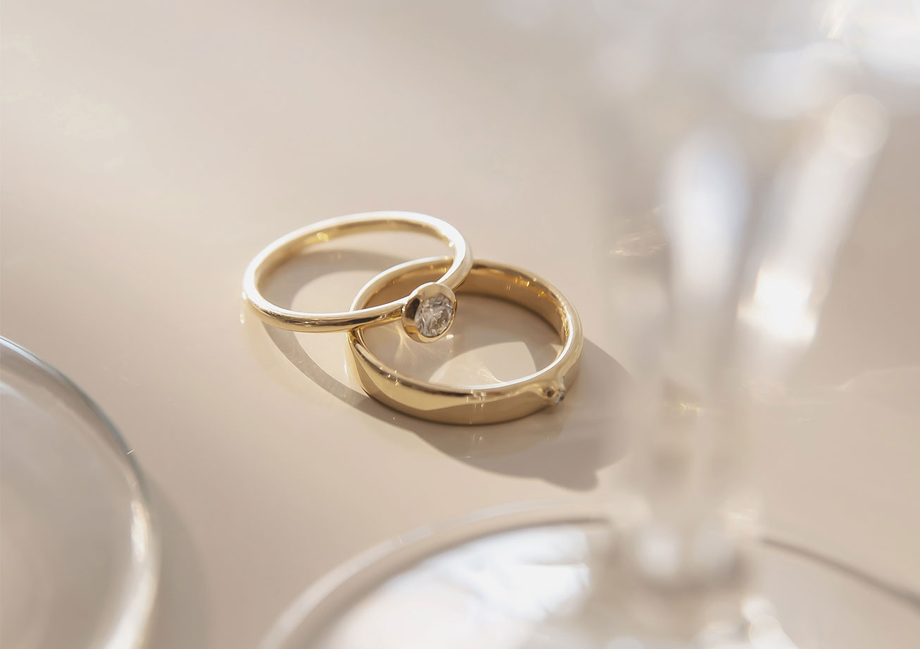 Anel nordic ouro em amarelo de 18k com diamante de 20 pontos sobre anel nordic em ouro amarelo 18k com diamante de 5 pontos