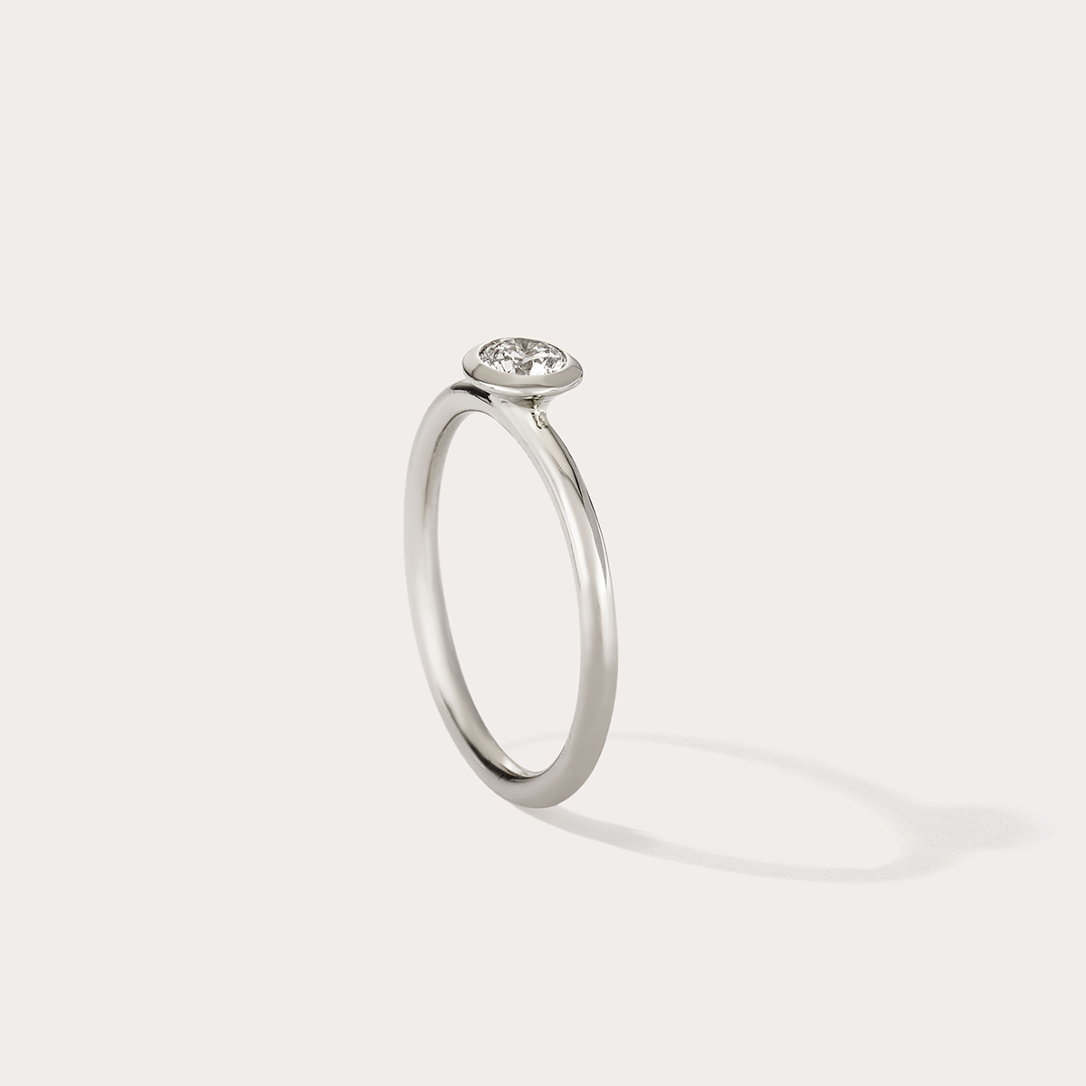 Anel solitário da linha nordic em ouro branco 18k, com diamante de 30 pontos no fundo off white