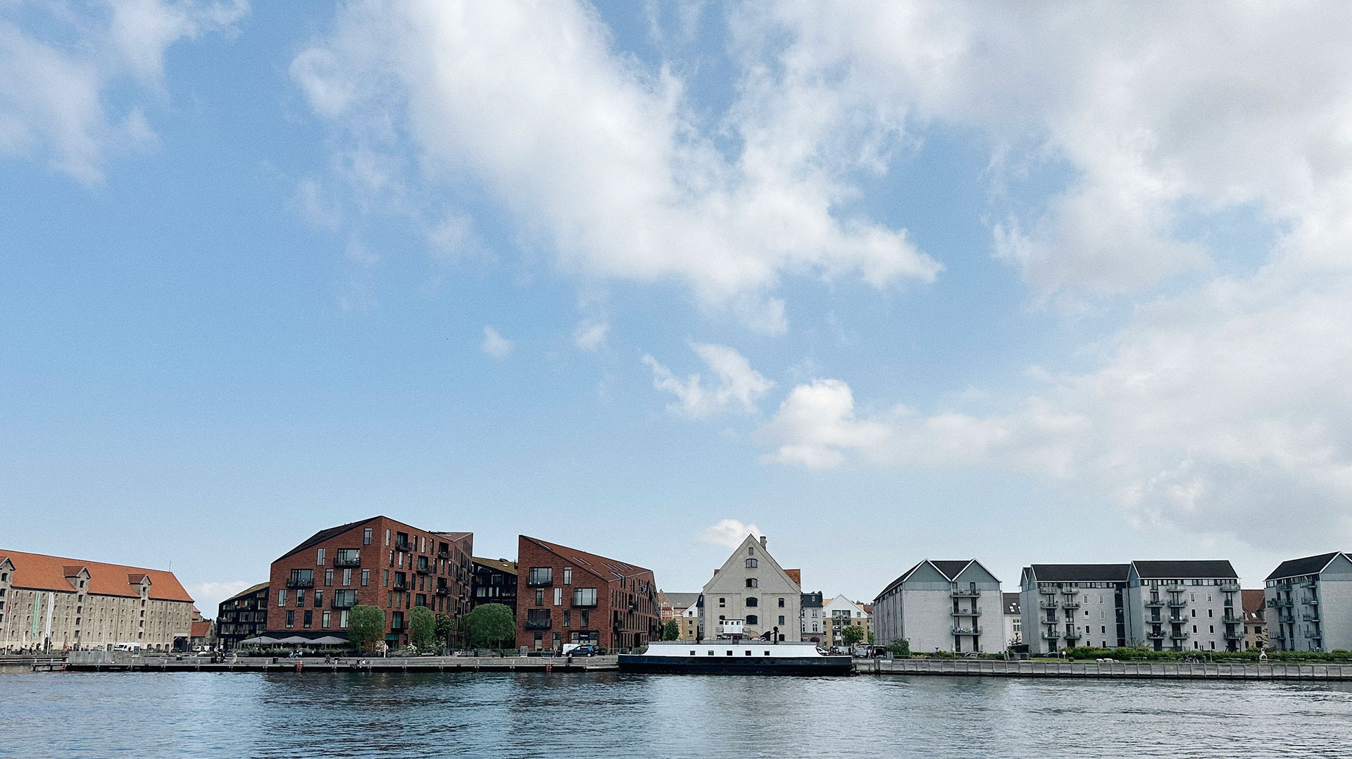 faixada coloridas das construções em copenhagen, céu azul com nuvens brancas