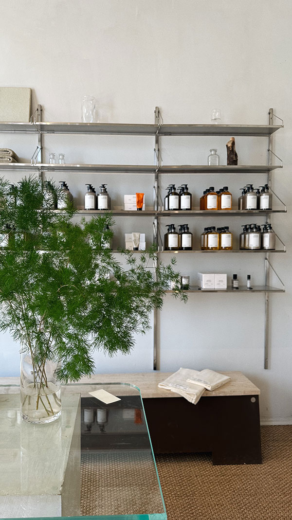 frascos de produtos do estudio frama em copenhagen