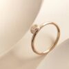 Anel solitário da linha nordic em ouro branco 18k, com diamante de 30 pontos no fundo off white