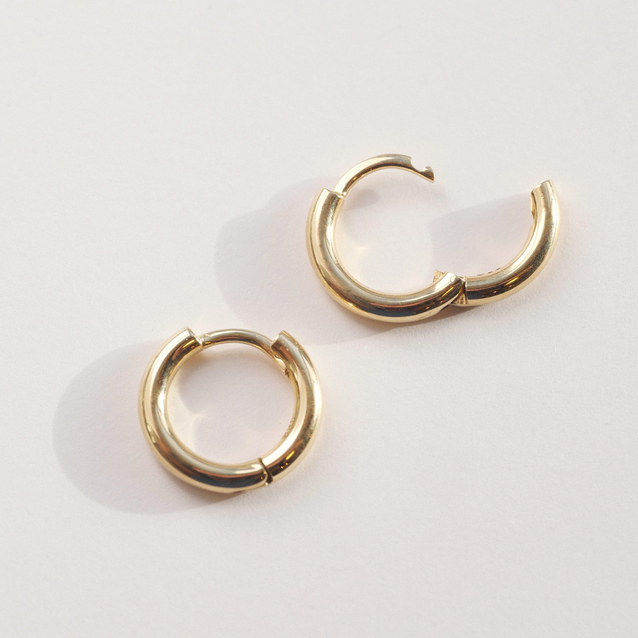 Argolinha mini aberta redonda minimalista feita a mão em ouro 18k