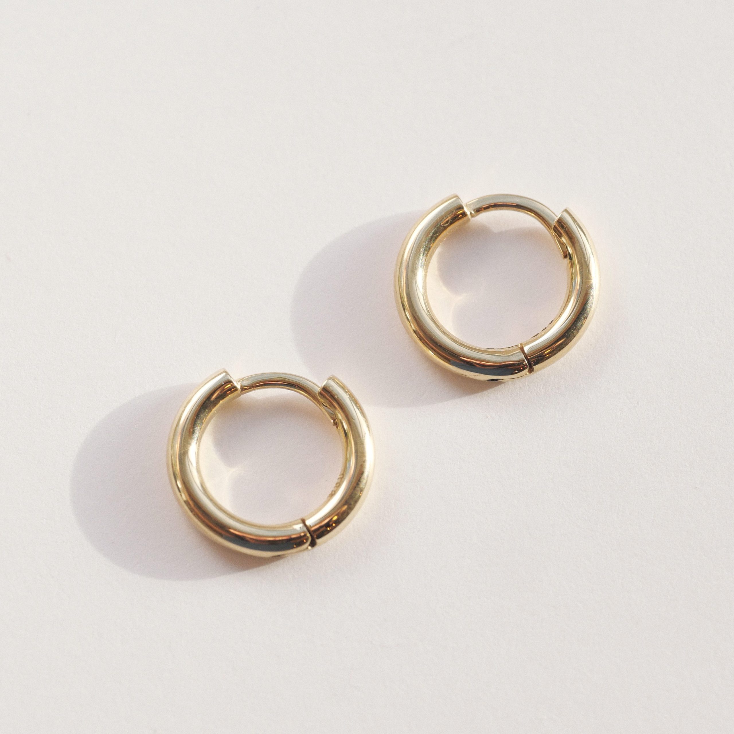Argolinha mini redonda minimalista feita a mão em ouro 18k