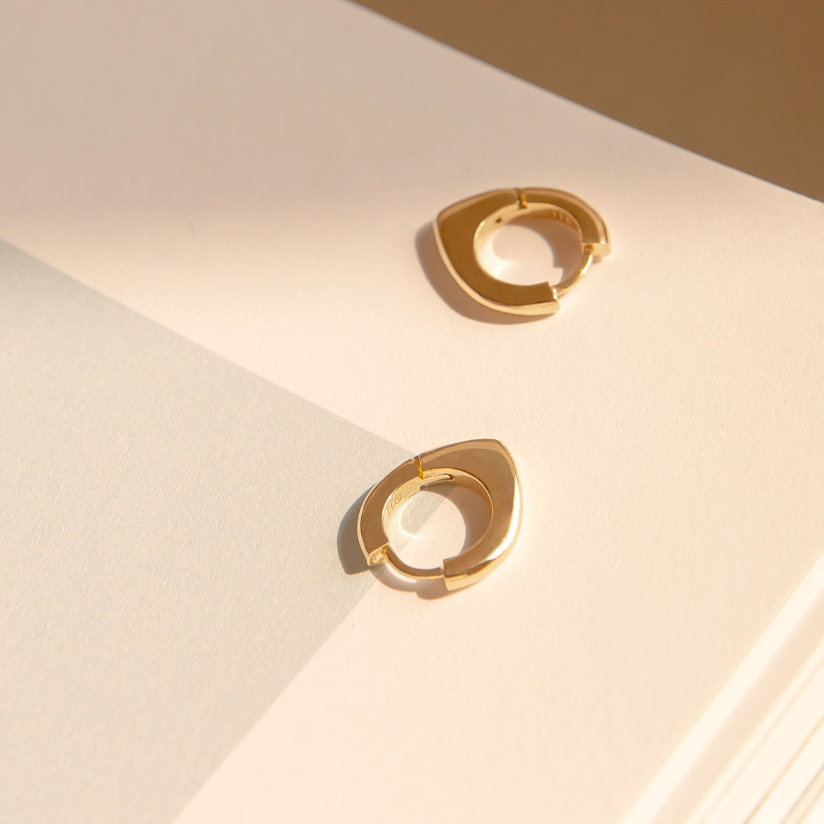 Brinco de argola em formato de gota minimalista feito a mão em ouro 18k