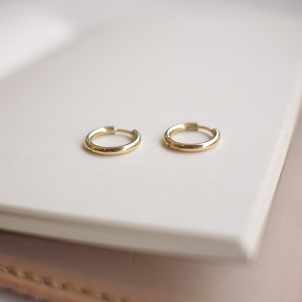 Brinco minimalista de Argola redonda delicada feita a mão em ouro 18k