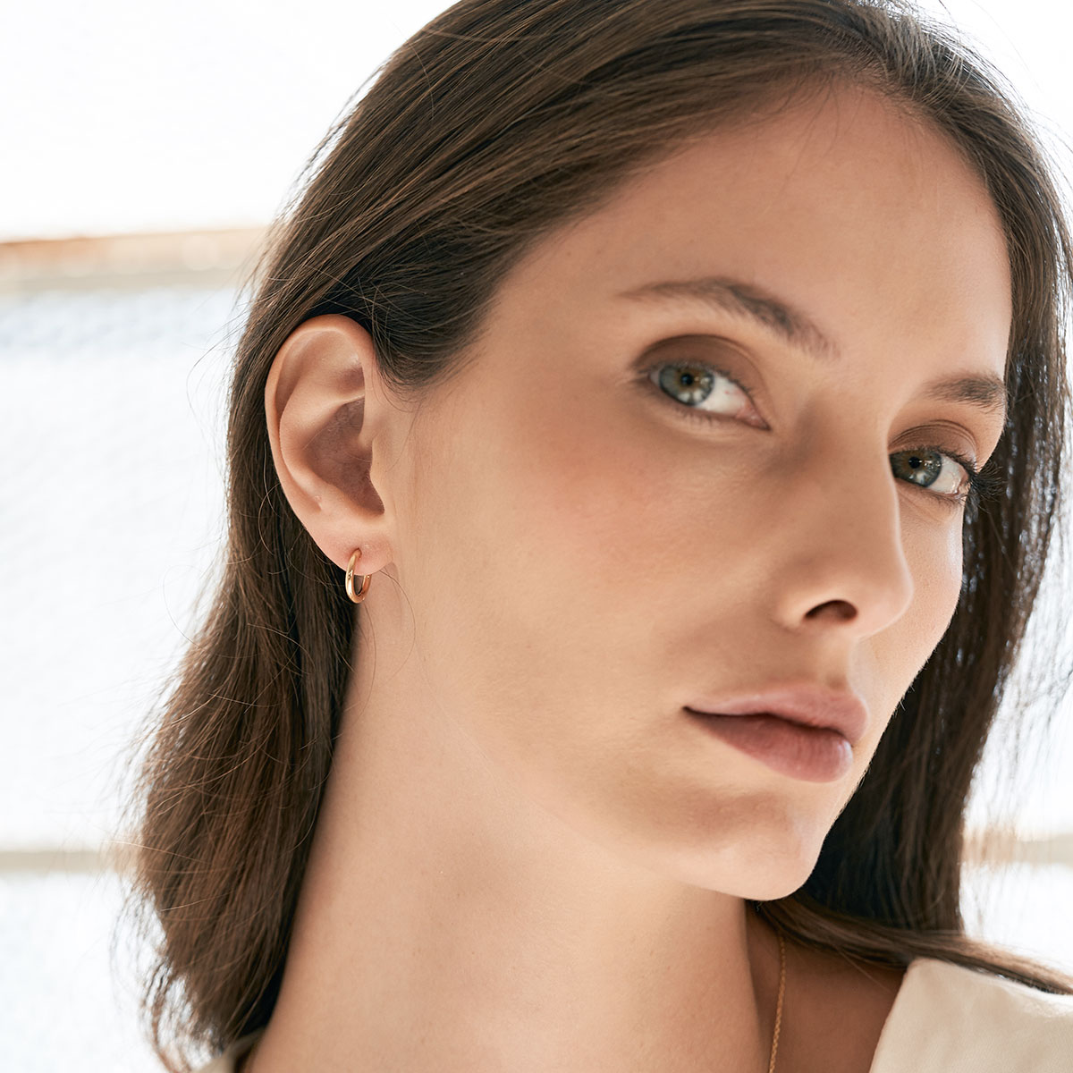 Mulher usando Brinco minimalista de Argola redonda delicada com pingente de diamante feita a mão em ouro 18k