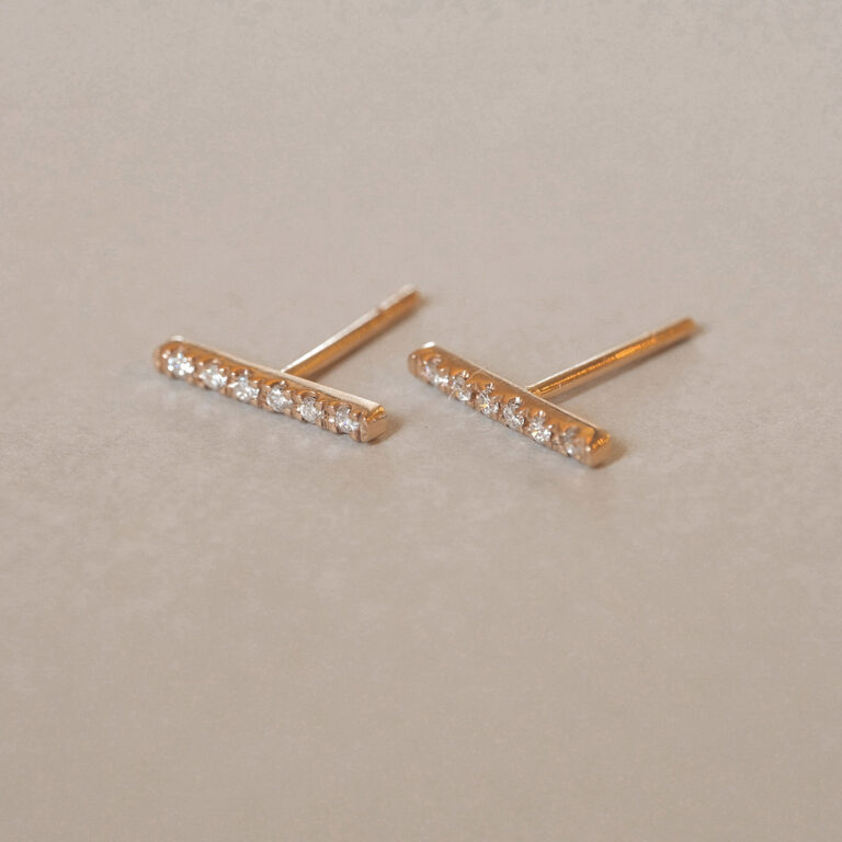 Brinco cravejado de formato reto como uma barrinha minimalista feito a mão em ouro 18k