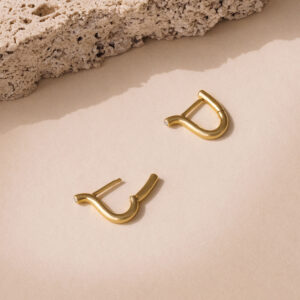 Brinco minimalista delicado feito a mão em ouro 18k em forma de V com diamante na ponta
