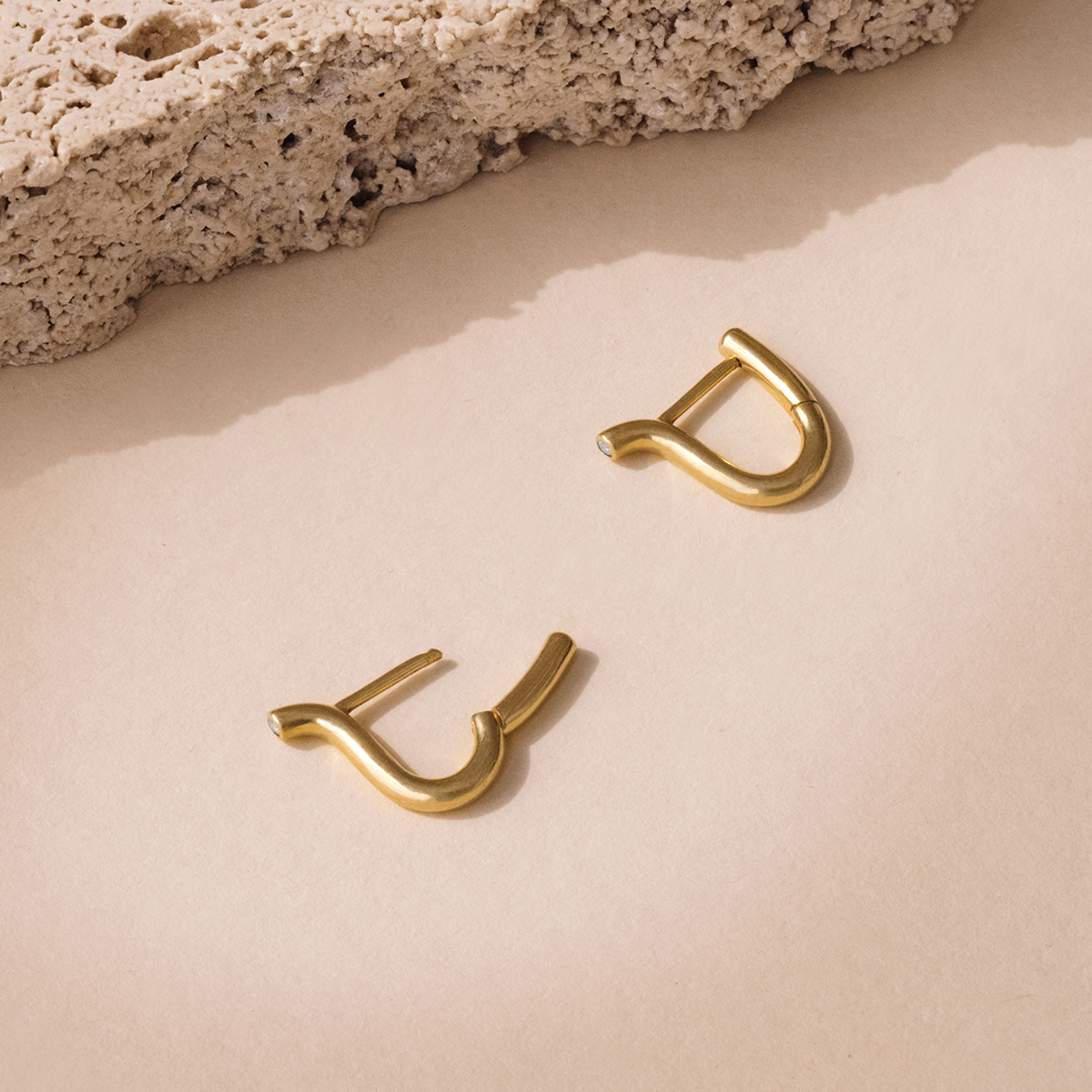 Brinco minimalista delicado feito a mão em ouro 18k em forma de V com diamante na ponta
