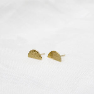 Brinco minimalista martelado feito a mão em ouro 18k com formato de meia lua