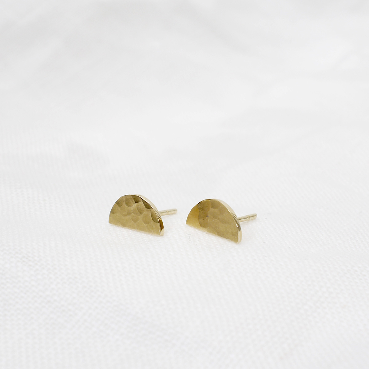 Brinco minimalista martelado feito a mão em ouro 18k com formato de meia lua