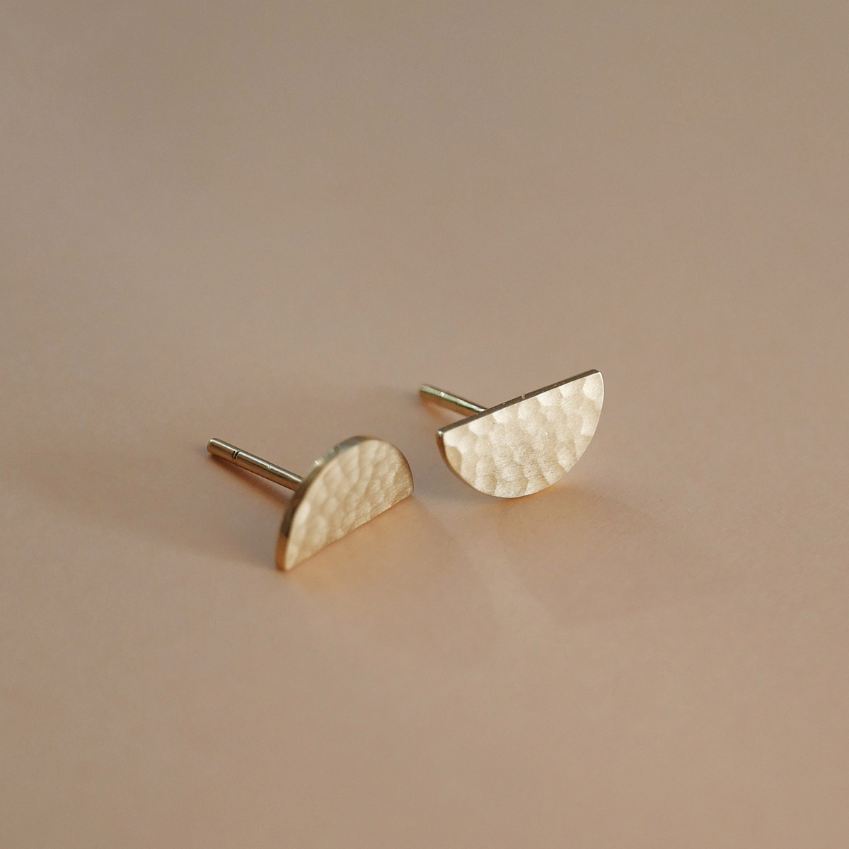 Brinco minimalista martelado feito a mão em ouro 18k com formato de meia lua