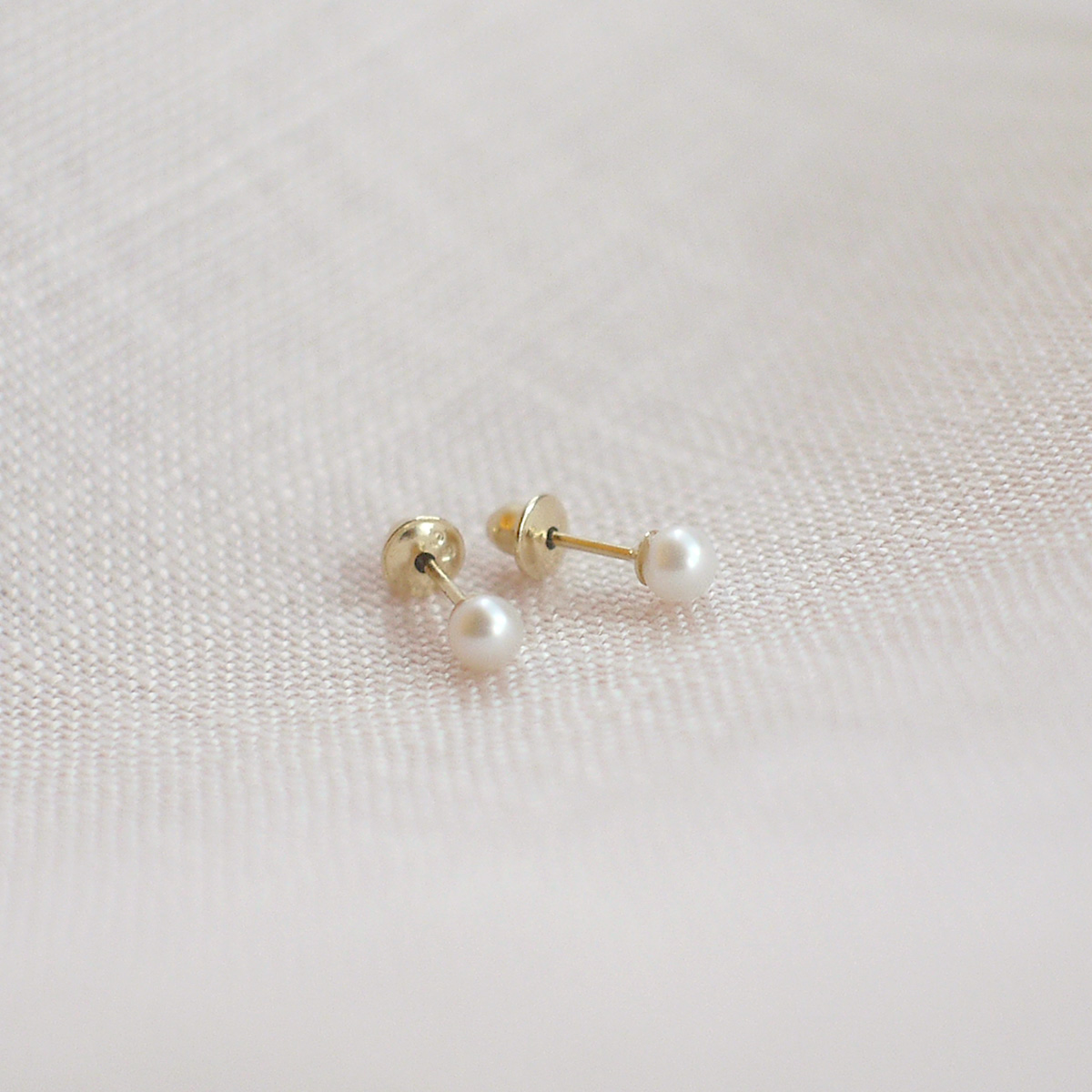 Brinco minimalista feito a mão em ouro 18k com pequenas pérolas naturais