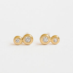 Brinco minimalista com um disco feito a mão de ouro 18k e um diamante no Brinco delicado minimalista feito a mão em ouro 18k com dois diamantes de diferentes tamanhos.