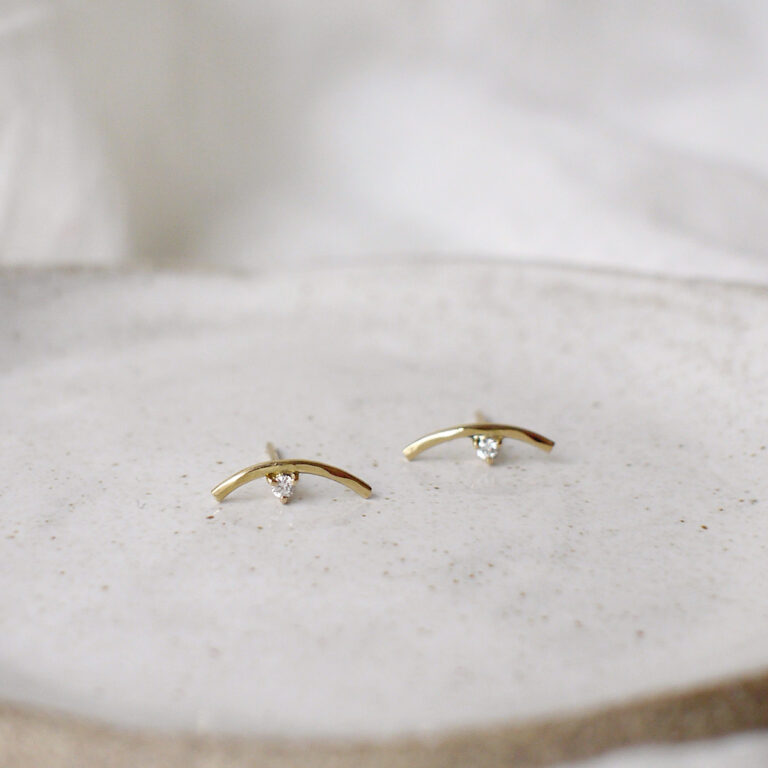 Brinco minimalista com diamantes feito a mão em ouro 18k martelado usado como ear cuff