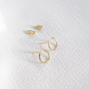 Brinco minimalista em forma de círculo vazado feito a mão em ouro 18k com textura martelada