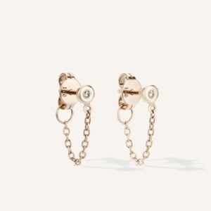 Brinco minimalista feito a mão em ouro 18k com diamante na ponta e corrente ligando a tarraxa