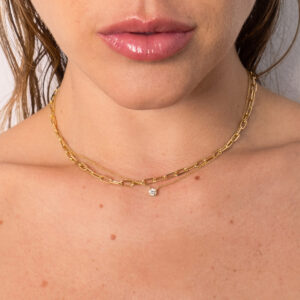 Mulher usando colares minimalistas feitos a mão em ouro 18k com diamante