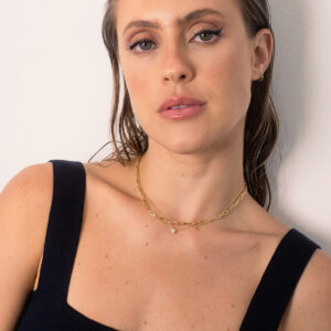 Mulher usando colares minimalistas feitos a mão em ouro 18k com diamante