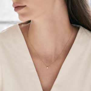Mulher usando colar minimalista e delicado feito a mão em ouro 18k com diamante