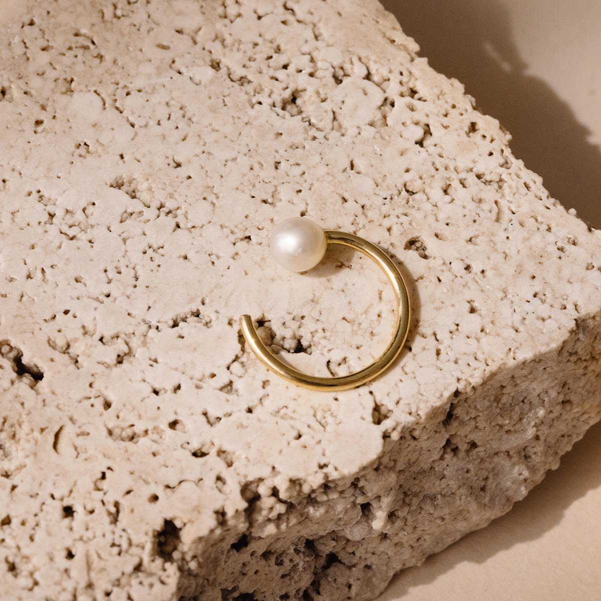 Ear cuff minimalista usada como piercing feita a mão em ouro 18k com pérola natural