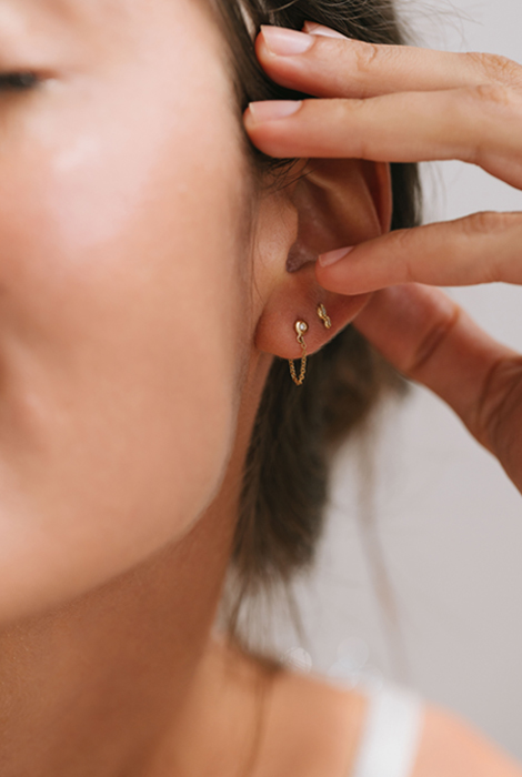 brincos une e double, em composição, feitos em ouro 18 quilates e com brilhantes de diamante, ambos da coleção Du Jour