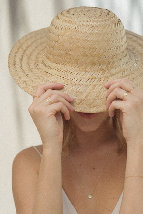 Aneis e alianças Luz, Sol e Aberto, em composição com o colar, corrente e pingente Sol, feitos em ouro amarelo e com brilhante de diamante da coleção Le Soleil