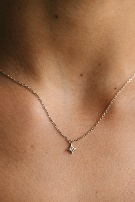 Colar Estrela 2 feito de ouro branco 18 quilates com brilhantes de diamantes