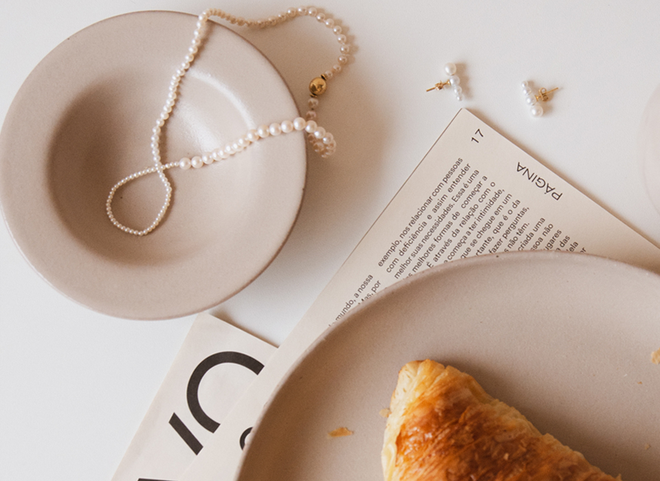 Colar Gabrielle e Brinco Croissant, ambos feitos de pérolas e ouro 18 quilates