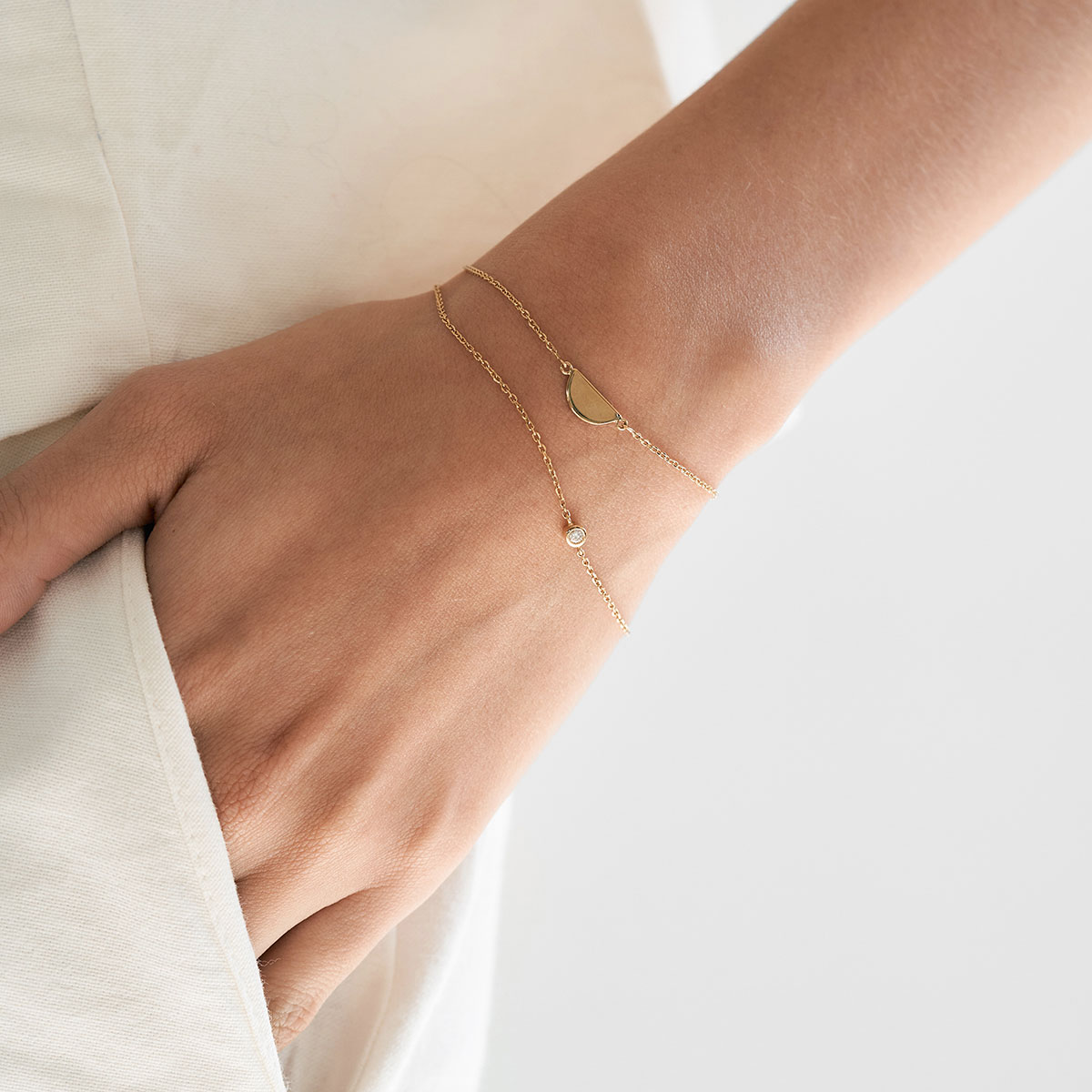 Pulseiras minimalistas feitas a mão em ouro 18k com meia lua e diamante