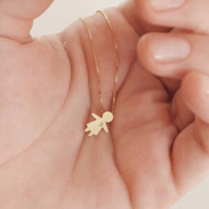 Colar com pingente bambina em ouro 18k com diamante apoiado na mão, representando filha e amor materno