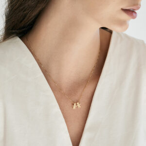 Colar representando dois filhos feito a mão em ouro 18k com diamante