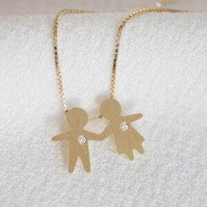 Colar representando dois filhos feito a mão em ouro 18k com diamante