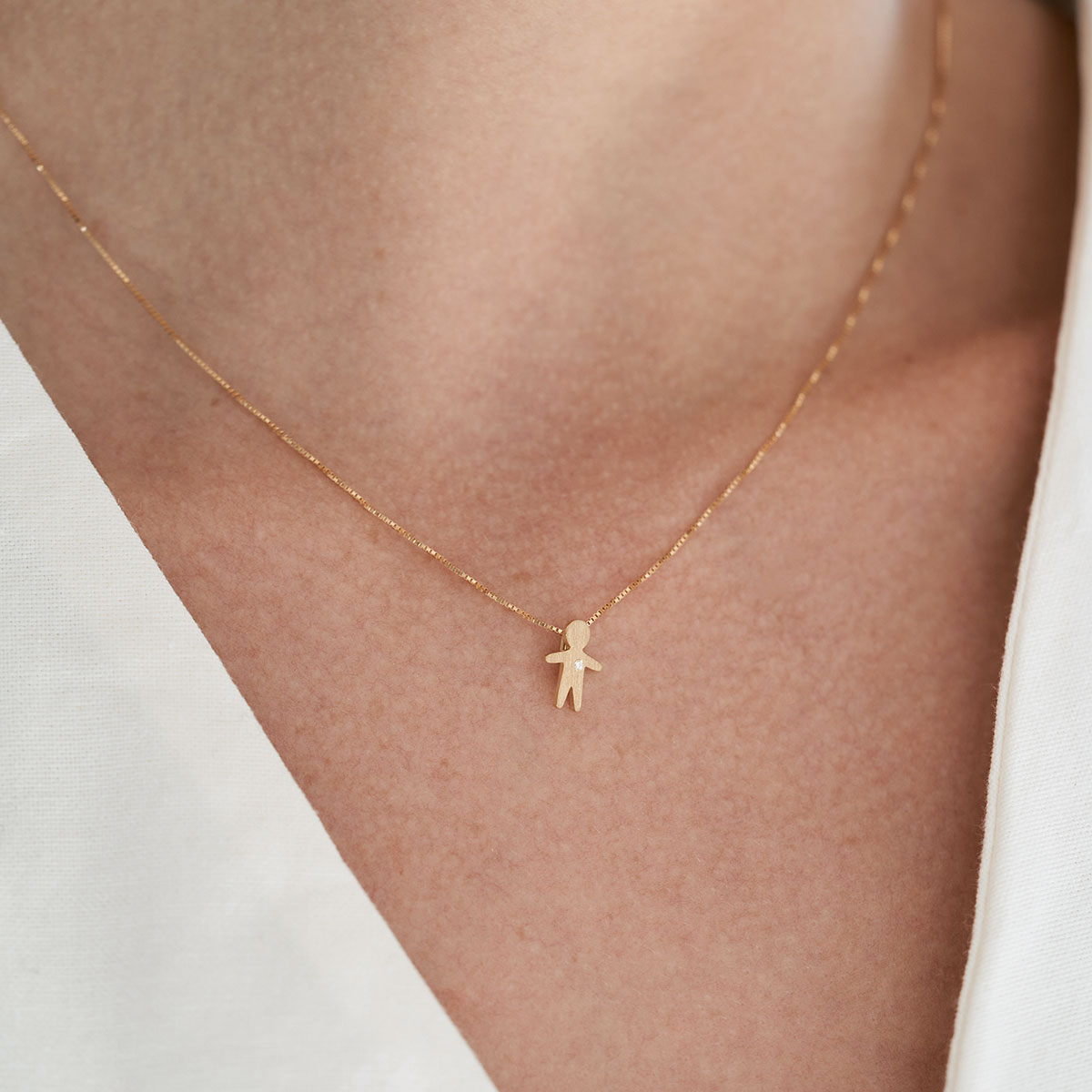 Colar minimalista representando filho feito a mão em ouro 18k com corrente veneziana e diamante
