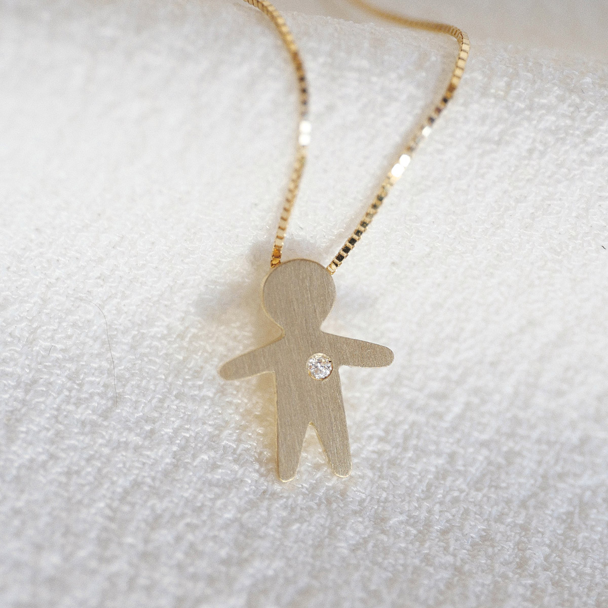 Colar minimalista representando filho feito a mão em ouro 18k com corrente veneziana e diamante