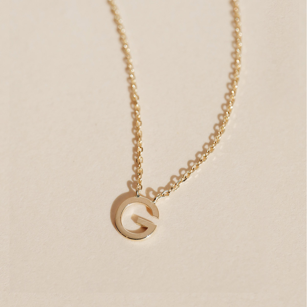 colar minimalista feito a mão em ouro 18k com letra da inicial do nome