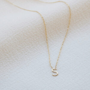 colar minimalista feito a mão em ouro 18k com letra da inicial do nome
