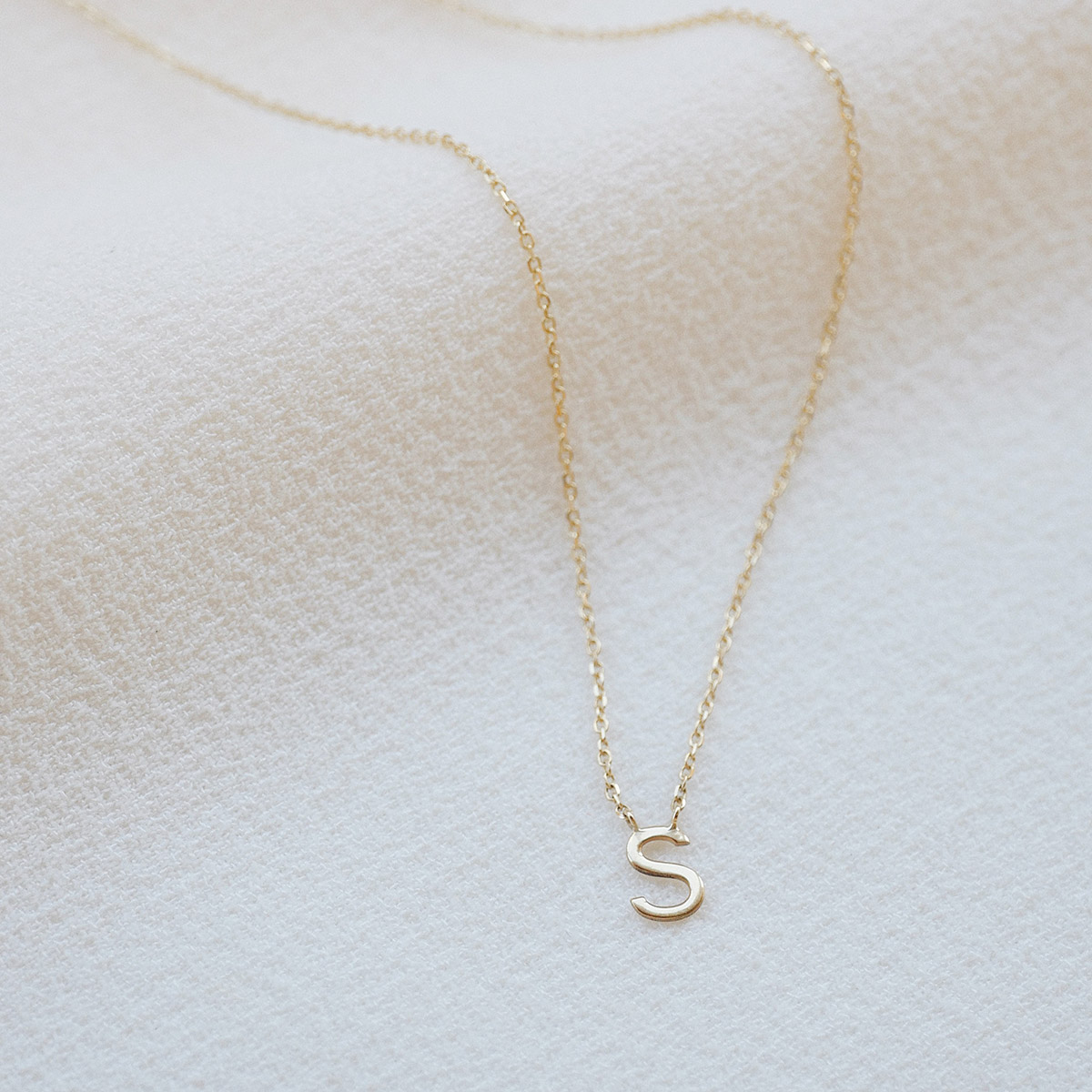 colar minimalista feito a mão em ouro 18k com letra da inicial do nome