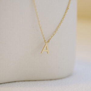 colar minimalista feito a mão em ouro 18k com letra da inicial do nome