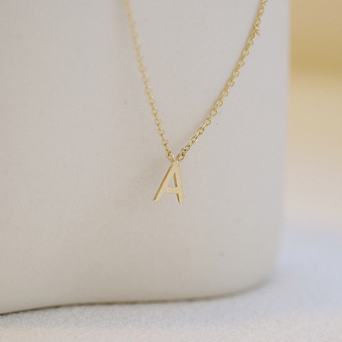 colar minimalista feito a mão em ouro 18k com letra da inicial do nome