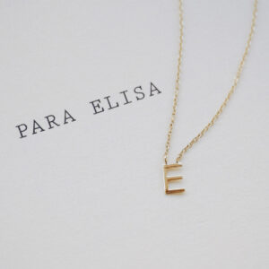 colar minimalista feito a mão em ouro 18k com letra da inicial do nome