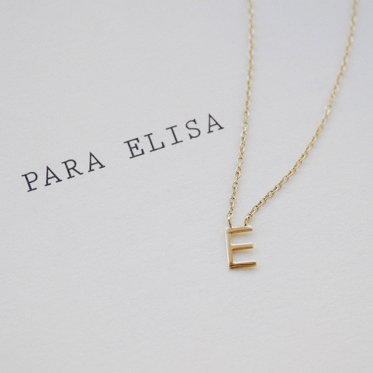 colar minimalista feito a mão em ouro 18k com letra da inicial do nome