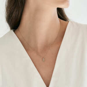 Mulher usando Colar minimalista feito a mão em ouro 18k com corrente e pingente com diamante representando filha