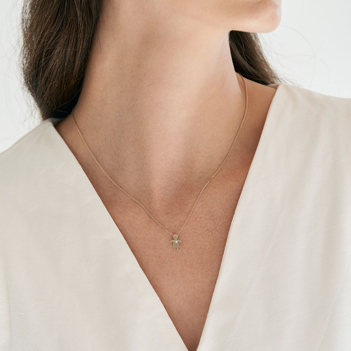 Mulher usando Colar minimalista feito a mão em ouro 18k com corrente e pingente com diamante representando filha