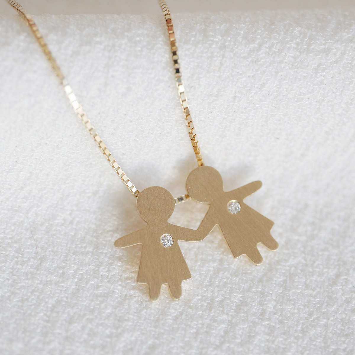 Pingente representando filhas juntas feito a mão em ouro 18k com diamante e corrente minimalista