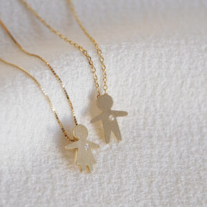 Pingentes minimalistas com corrente representando filhos feitos a mão em ouro 18k com diamante