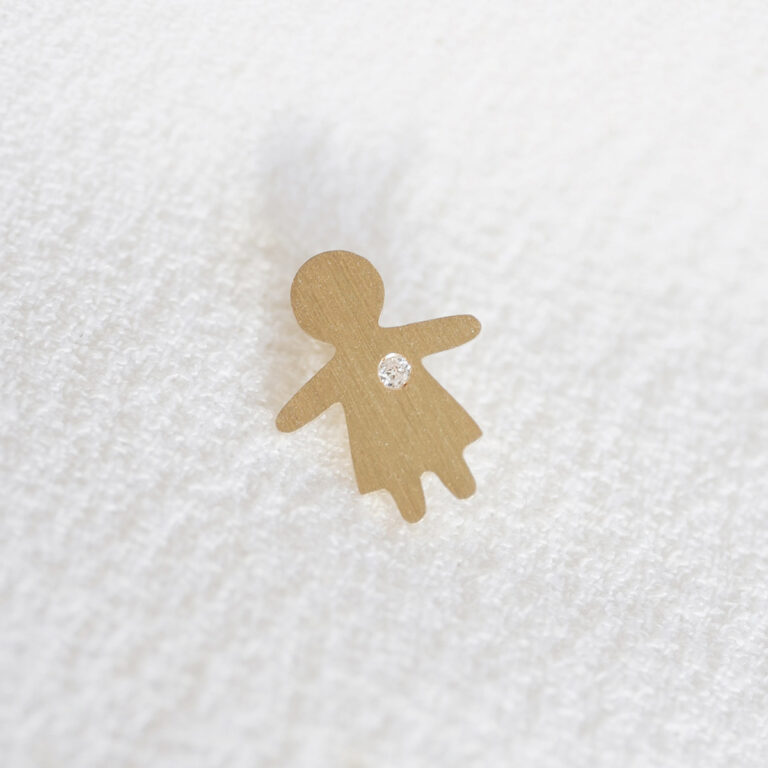 Pingente minimalista representando filha feito a mão em ouro 18k com diamante